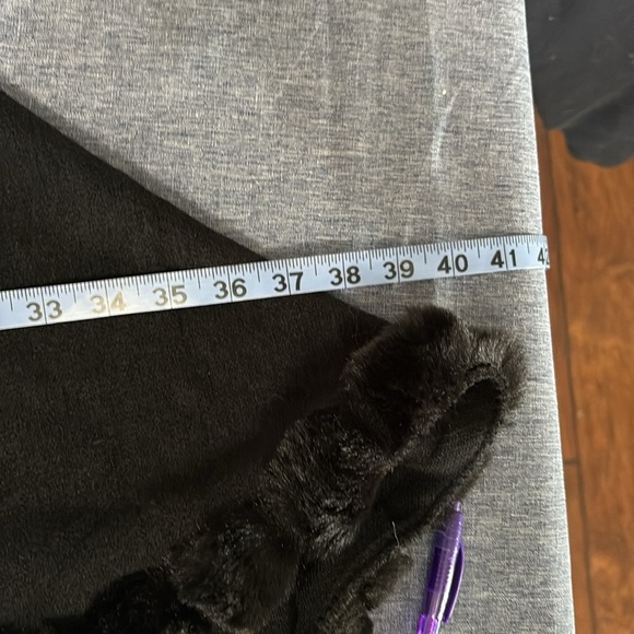 LeModa Women’s Faux Fur Lined and Collared One Size Fits Most Cape/Wrap - Picture 5 of 6